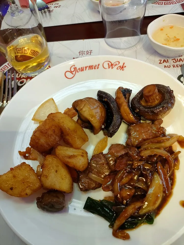 Boeuf Aux Oignons Pdt Grillées Épicées Champignons En Sauce